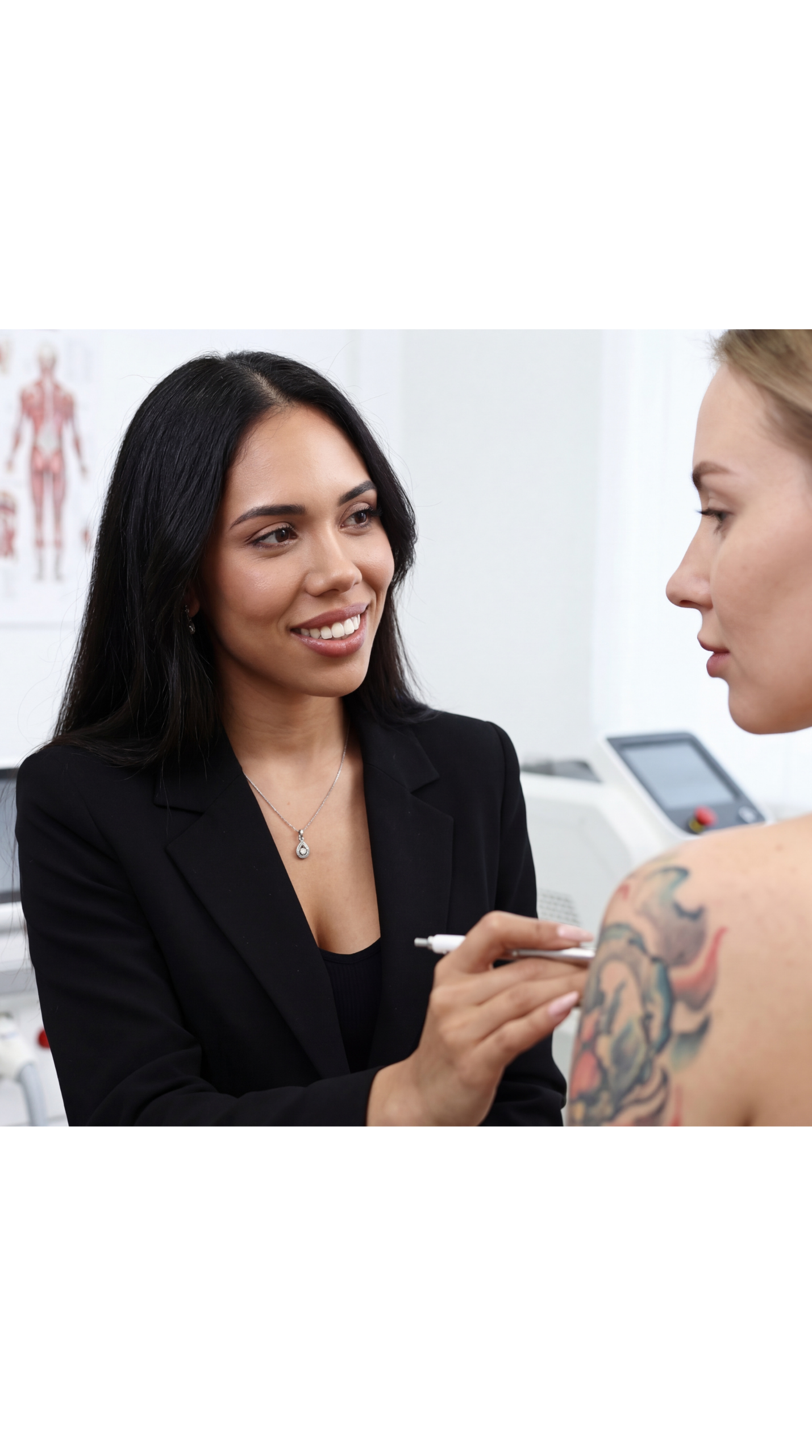 מומחית הסרת קעקועים עם לקוחה